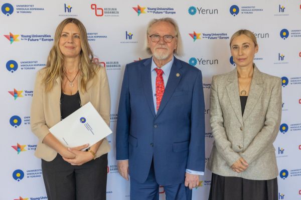 Uroczyste wręczenie Nagród Rektora dla osób zatrudnionych w toruńskiej części UMK [fot. Mikołaj Kuras] Kliknij, aby powiększyć zdjęcie