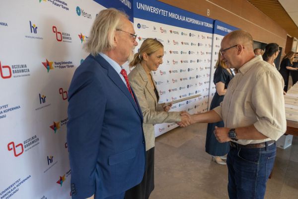 Uroczyste wręczenie Nagród Rektora dla osób zatrudnionych w toruńskiej części UMK [fot. Mikołaj Kuras] Kliknij, aby powiększyć zdjęcie