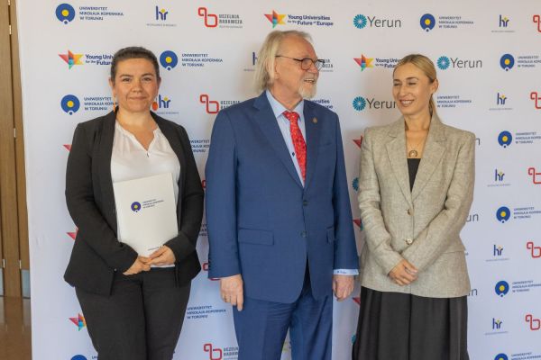 Uroczyste wręczenie Nagród Rektora dla osób zatrudnionych w toruńskiej części UMK [fot. Mikołaj Kuras] Kliknij, aby powiększyć zdjęcie