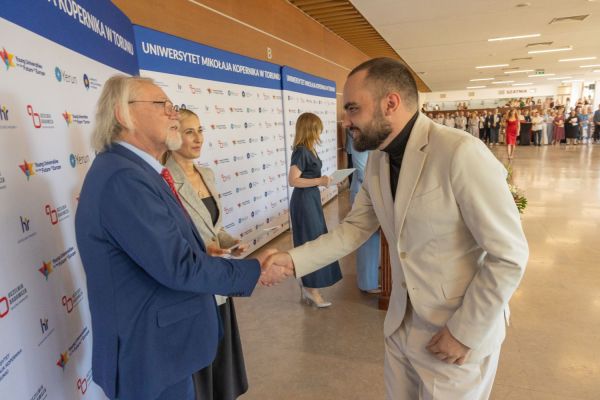 Uroczyste wręczenie Nagród Rektora dla osób zatrudnionych w toruńskiej części UMK [fot. Mikołaj Kuras] Kliknij, aby powiększyć zdjęcie