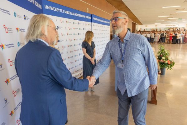 Uroczyste wręczenie Nagród Rektora dla osób zatrudnionych w toruńskiej części UMK [fot. Mikołaj Kuras] Kliknij, aby powiększyć zdjęcie