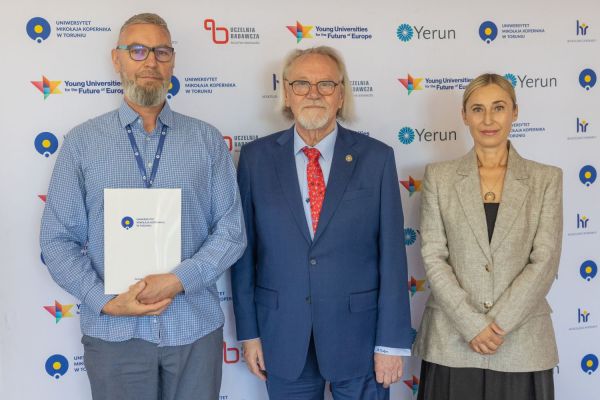 Uroczyste wręczenie Nagród Rektora dla osób zatrudnionych w toruńskiej części UMK [fot. Mikołaj Kuras] Kliknij, aby powiększyć zdjęcie
