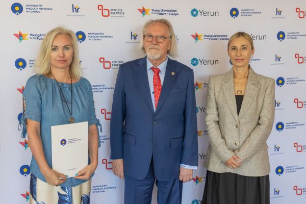 Uroczyste wręczenie Nagród Rektora dla osób zatrudnionych w toruńskiej części UMK [fot. Mikołaj Kuras] Kliknij, aby powiększyć zdjęcie