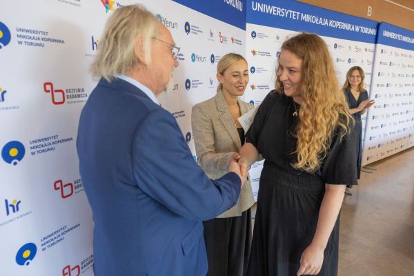 Uroczyste wręczenie Nagród Rektora dla osób zatrudnionych w toruńskiej części UMK [fot. Mikołaj Kuras] Kliknij, aby powiększyć zdjęcie