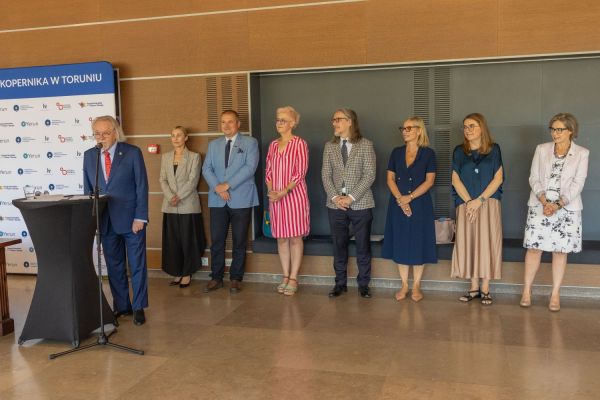 Uroczyste wręczenie Nagród Rektora dla osób zatrudnionych w toruńskiej części UMK [fot. Mikołaj Kuras] Kliknij, aby powiększyć zdjęcie