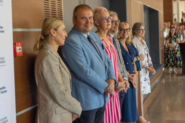 Uroczyste wręczenie Nagród Rektora dla osób zatrudnionych w toruńskiej części UMK [fot. Mikołaj Kuras] Kliknij, aby powiększyć zdjęcie