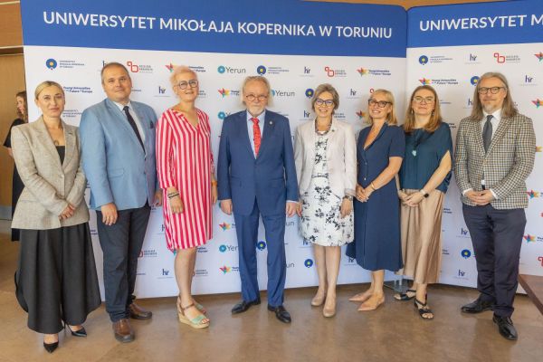 Uroczyste wręczenie Nagród Rektora dla osób zatrudnionych w toruńskiej części UMK [fot. Mikołaj Kuras] Kliknij, aby powiększyć zdjęcie