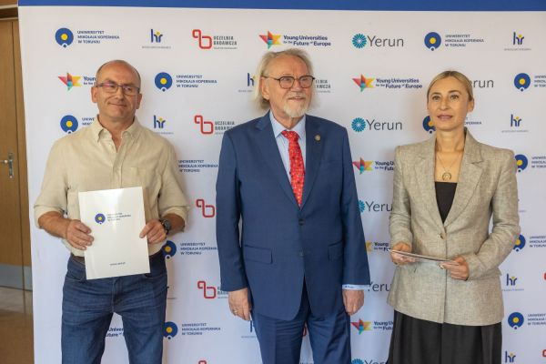 Uroczyste wręczenie Nagród Rektora dla osób zatrudnionych w toruńskiej części UMK [fot. Mikołaj Kuras] Kliknij, aby powiększyć zdjęcie