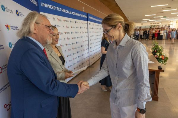 Uroczyste wręczenie Nagród Rektora dla osób zatrudnionych w toruńskiej części UMK [fot. Mikołaj Kuras] Kliknij, aby powiększyć zdjęcie