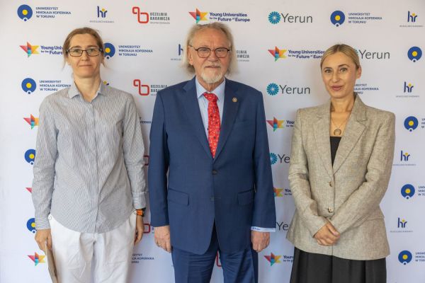 Uroczyste wręczenie Nagród Rektora dla osób zatrudnionych w toruńskiej części UMK [fot. Mikołaj Kuras] Kliknij, aby powiększyć zdjęcie