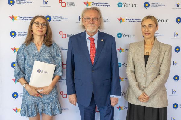 Uroczyste wręczenie Nagród Rektora dla osób zatrudnionych w toruńskiej części UMK [fot. Mikołaj Kuras] Kliknij, aby powiększyć zdjęcie