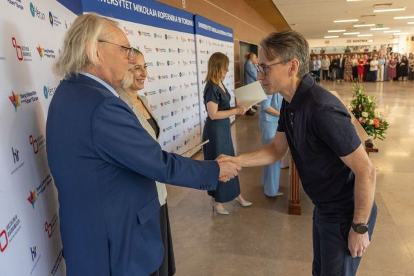 Uroczyste wręczenie Nagród Rektora dla osób zatrudnionych w toruńskiej części UMK [fot. Mikołaj Kuras] Kliknij, aby powiększyć zdjęcie
