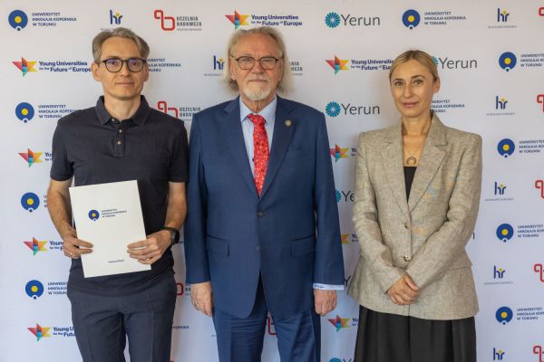 Uroczyste wręczenie Nagród Rektora dla osób zatrudnionych w toruńskiej części UMK [fot. Mikołaj Kuras] Kliknij, aby powiększyć zdjęcie