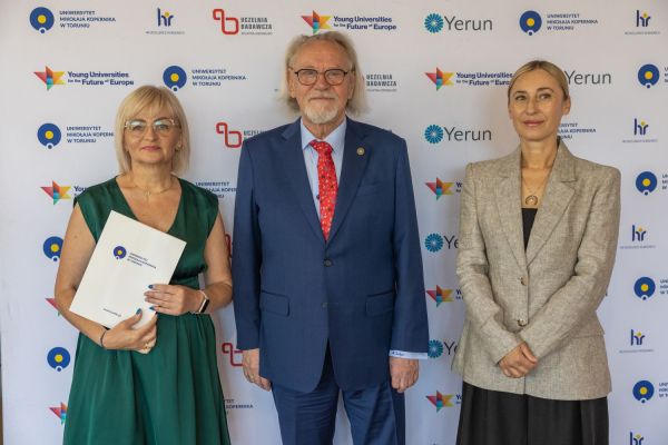 Uroczyste wręczenie Nagród Rektora dla osób zatrudnionych w toruńskiej części UMK [fot. Mikołaj Kuras] Kliknij, aby powiększyć zdjęcie