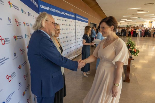 Uroczyste wręczenie Nagród Rektora dla osób zatrudnionych w toruńskiej części UMK [fot. Mikołaj Kuras] Kliknij, aby powiększyć zdjęcie