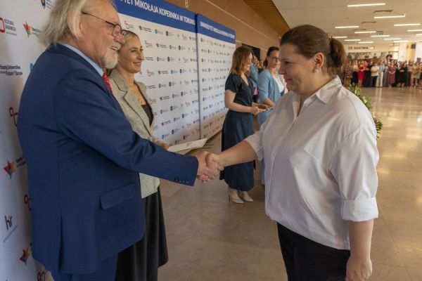 Uroczyste wręczenie Nagród Rektora dla osób zatrudnionych w toruńskiej części UMK [fot. Mikołaj Kuras] Kliknij, aby powiększyć zdjęcie