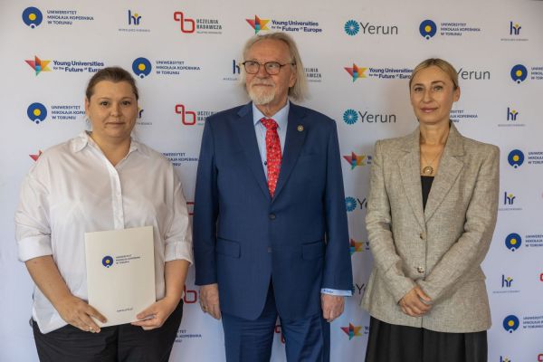 Uroczyste wręczenie Nagród Rektora dla osób zatrudnionych w toruńskiej części UMK [fot. Mikołaj Kuras] Kliknij, aby powiększyć zdjęcie