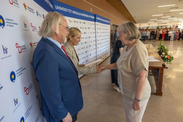 Uroczyste wręczenie Nagród Rektora dla osób zatrudnionych w toruńskiej części UMK [fot. Mikołaj Kuras] Kliknij, aby powiększyć zdjęcie