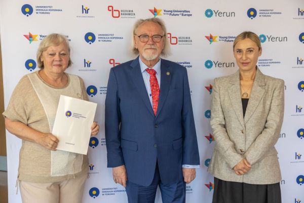 Uroczyste wręczenie Nagród Rektora dla osób zatrudnionych w toruńskiej części UMK [fot. Mikołaj Kuras] Kliknij, aby powiększyć zdjęcie