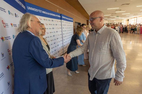 Uroczyste wręczenie Nagród Rektora dla osób zatrudnionych w toruńskiej części UMK [fot. Mikołaj Kuras] Kliknij, aby powiększyć zdjęcie