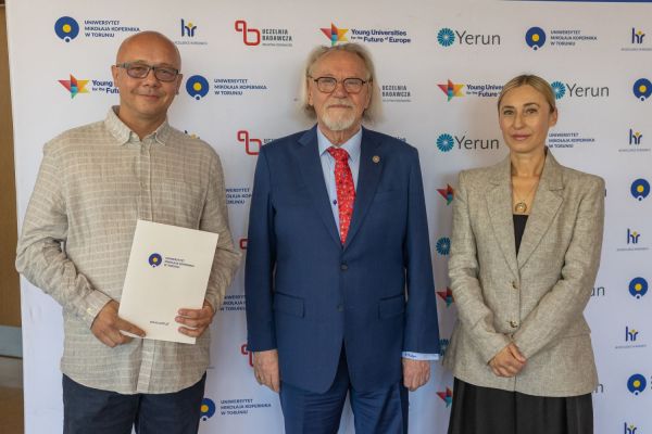 Uroczyste wręczenie Nagród Rektora dla osób zatrudnionych w toruńskiej części UMK [fot. Mikołaj Kuras] Kliknij, aby powiększyć zdjęcie