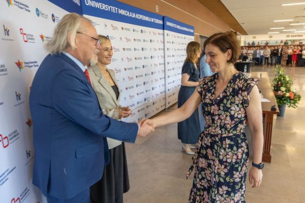 Uroczyste wręczenie Nagród Rektora dla osób zatrudnionych w toruńskiej części UMK [fot. Mikołaj Kuras] Kliknij, aby powiększyć zdjęcie