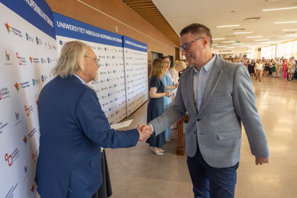 Uroczyste wręczenie Nagród Rektora dla osób zatrudnionych w toruńskiej części UMK [fot. Mikołaj Kuras] Kliknij, aby powiększyć zdjęcie