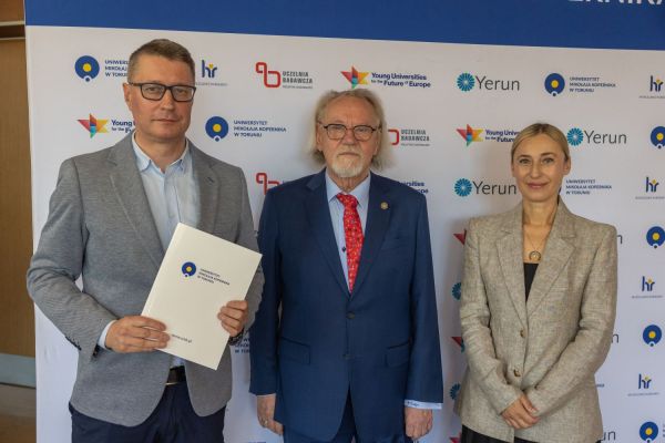 Uroczyste wręczenie Nagród Rektora dla osób zatrudnionych w toruńskiej części UMK [fot. Mikołaj Kuras] Kliknij, aby powiększyć zdjęcie