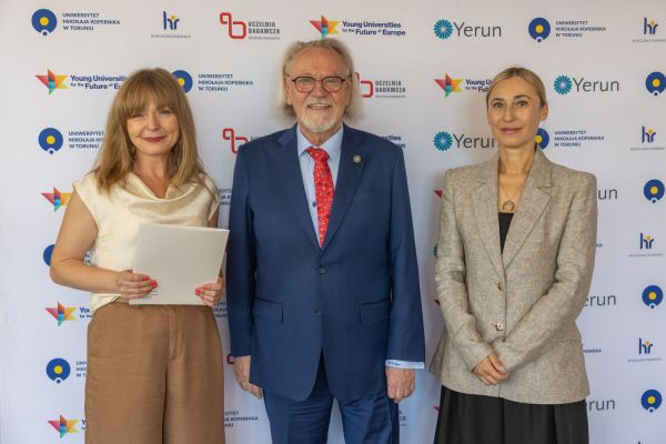 Uroczyste wręczenie Nagród Rektora dla osób zatrudnionych w toruńskiej części UMK [fot. Mikołaj Kuras] Kliknij, aby powiększyć zdjęcie