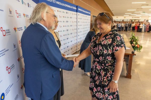 Uroczyste wręczenie Nagród Rektora dla osób zatrudnionych w toruńskiej części UMK [fot. Mikołaj Kuras] Kliknij, aby powiększyć zdjęcie
