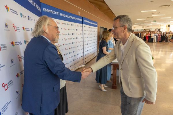 Uroczyste wręczenie Nagród Rektora dla osób zatrudnionych w toruńskiej części UMK [fot. Mikołaj Kuras] Kliknij, aby powiększyć zdjęcie