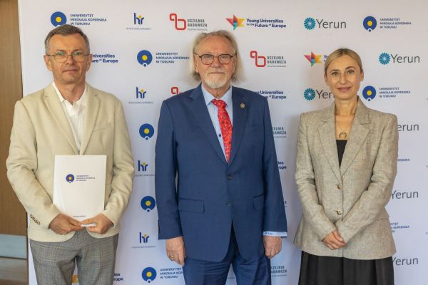 Uroczyste wręczenie Nagród Rektora dla osób zatrudnionych w toruńskiej części UMK [fot. Mikołaj Kuras] Kliknij, aby powiększyć zdjęcie
