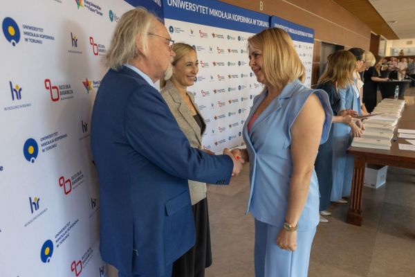 Uroczyste wręczenie Nagród Rektora dla osób zatrudnionych w toruńskiej części UMK [fot. Mikołaj Kuras] Kliknij, aby powiększyć zdjęcie