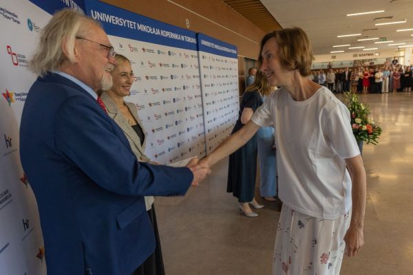 Uroczyste wręczenie Nagród Rektora dla osób zatrudnionych w toruńskiej części UMK [fot. Mikołaj Kuras] Kliknij, aby powiększyć zdjęcie