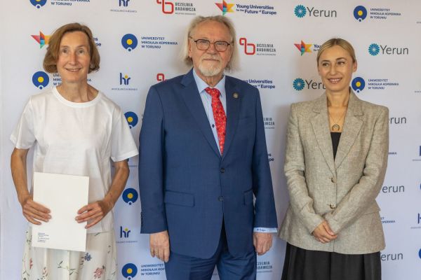 Uroczyste wręczenie Nagród Rektora dla osób zatrudnionych w toruńskiej części UMK [fot. Mikołaj Kuras] Kliknij, aby powiększyć zdjęcie