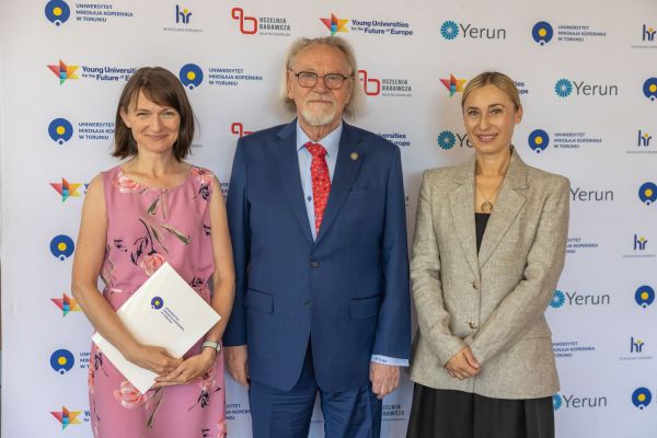 Uroczyste wręczenie Nagród Rektora dla osób zatrudnionych w toruńskiej części UMK [fot. Mikołaj Kuras] Kliknij, aby powiększyć zdjęcie