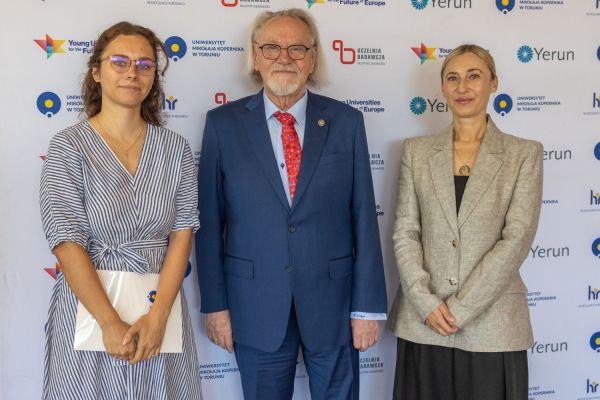 Uroczyste wręczenie Nagród Rektora dla osób zatrudnionych w toruńskiej części UMK [fot. Mikołaj Kuras] Kliknij, aby powiększyć zdjęcie