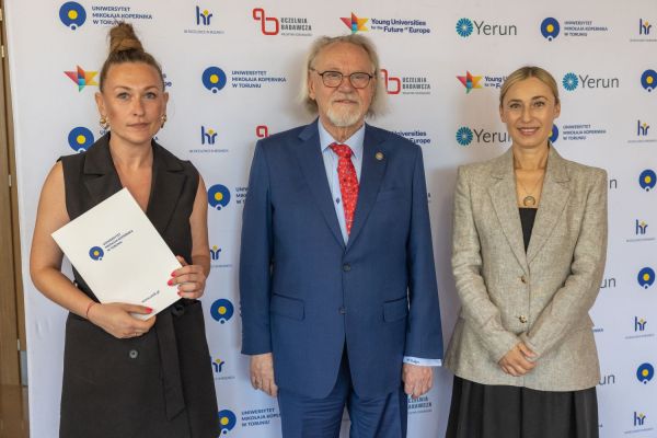 Uroczyste wręczenie Nagród Rektora dla osób zatrudnionych w toruńskiej części UMK [fot. Mikołaj Kuras] Kliknij, aby powiększyć zdjęcie