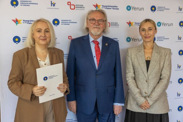 Uroczyste wręczenie Nagród Rektora dla osób zatrudnionych w toruńskiej części UMK [fot. Mikołaj Kuras] Kliknij, aby powiększyć zdjęcie
