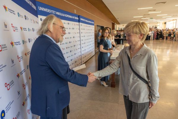 Uroczyste wręczenie Nagród Rektora dla osób zatrudnionych w toruńskiej części UMK [fot. Mikołaj Kuras] Kliknij, aby powiększyć zdjęcie