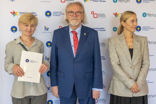 Uroczyste wręczenie Nagród Rektora dla osób zatrudnionych w toruńskiej części UMK [fot. Mikołaj Kuras] Kliknij, aby powiększyć zdjęcie