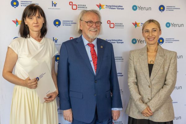 Uroczyste wręczenie Nagród Rektora dla osób zatrudnionych w toruńskiej części UMK [fot. Mikołaj Kuras] Kliknij, aby powiększyć zdjęcie