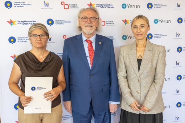 Uroczyste wręczenie Nagród Rektora dla osób zatrudnionych w toruńskiej części UMK [fot. Mikołaj Kuras] Kliknij, aby powiększyć zdjęcie