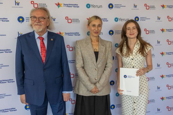 Uroczyste wręczenie Nagród Rektora dla osób zatrudnionych w toruńskiej części UMK [fot. Mikołaj Kuras] Kliknij, aby powiększyć zdjęcie
