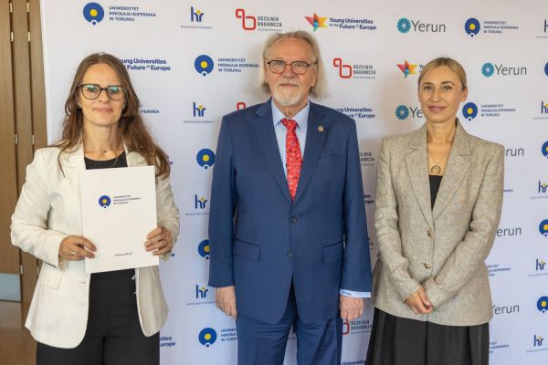 Uroczyste wręczenie Nagród Rektora dla osób zatrudnionych w toruńskiej części UMK [fot. Mikołaj Kuras] Kliknij, aby powiększyć zdjęcie