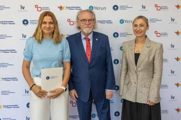 Uroczyste wręczenie Nagród Rektora dla osób zatrudnionych w toruńskiej części UMK [fot. Mikołaj Kuras] Kliknij, aby powiększyć zdjęcie