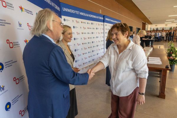 Uroczyste wręczenie Nagród Rektora dla osób zatrudnionych w toruńskiej części UMK [fot. Mikołaj Kuras] Kliknij, aby powiększyć zdjęcie