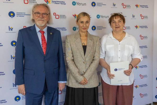 Uroczyste wręczenie Nagród Rektora dla osób zatrudnionych w toruńskiej części UMK [fot. Mikołaj Kuras] Kliknij, aby powiększyć zdjęcie
