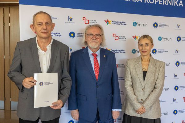 Uroczyste wręczenie Nagród Rektora dla osób zatrudnionych w toruńskiej części UMK [fot. Mikołaj Kuras] Kliknij, aby powiększyć zdjęcie
