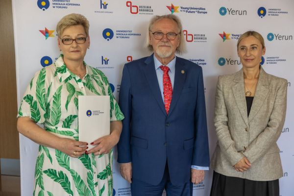 Uroczyste wręczenie Nagród Rektora dla osób zatrudnionych w toruńskiej części UMK [fot. Mikołaj Kuras] Kliknij, aby powiększyć zdjęcie